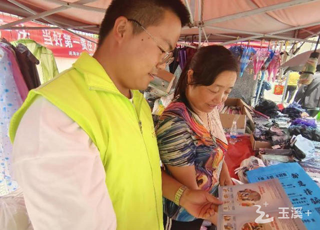 通海九龙街道团工委开展预防食用野生菌中毒宣传